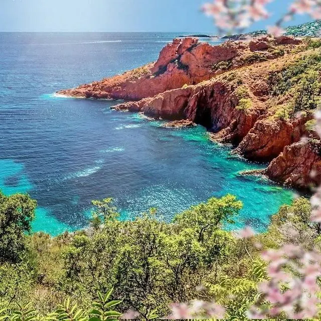 Bel appartement à Saint-Raphaël avec vue piscine